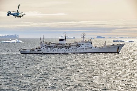 ‘Admiral Vladimirskiy’ ship with military hydrographers returns from the Antarctic