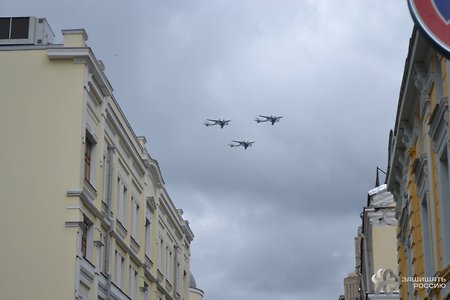 Picture story of combat aircraft and helicopters flying over Moscow
