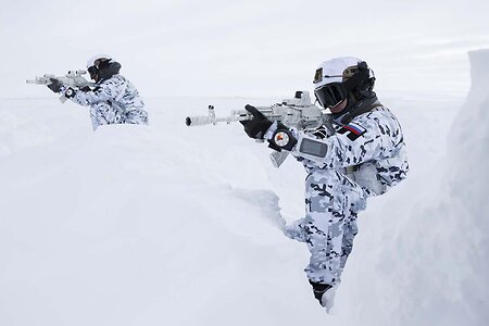 Наши десантники совершили небывалый прыжок в Арктике